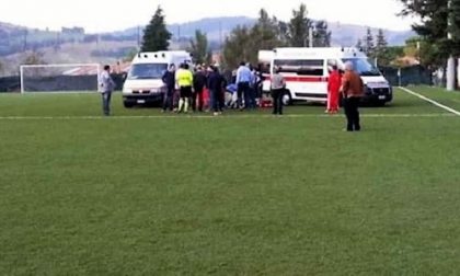 Scontro sul campo di calcio: giovane rischia di morire