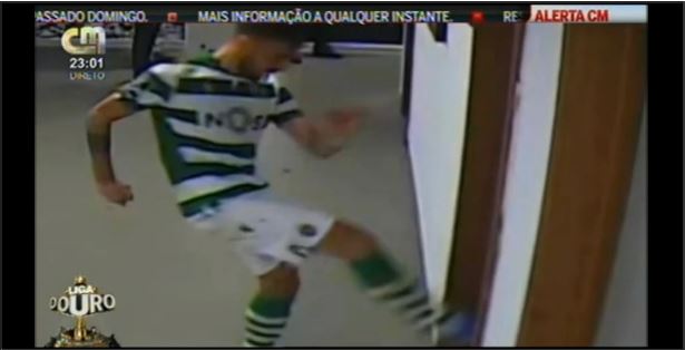 Ex calciatore del Novara spacca a pedate le porte dello spogliatoio VIDEO