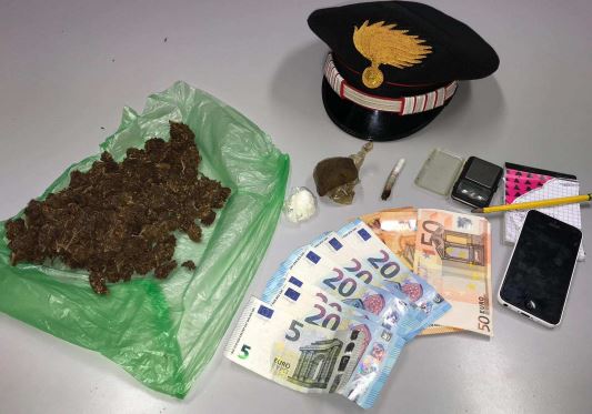 Galliate impedisce ai carabinieri di entrare in casa: arrestato per possesso di droga