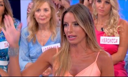 La novarese Cristina a Uomini e Donne con David: volano insulti e Maria li fa uscire VIDEO