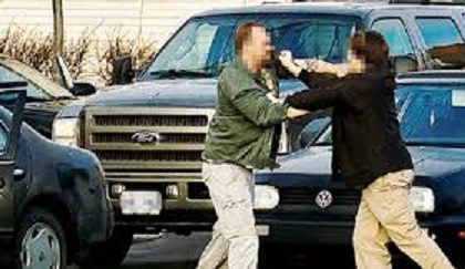 «Cornuto!» e volano le botte tra automobilisti