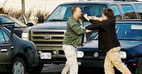 «Cornuto!» e volano le botte tra automobilisti