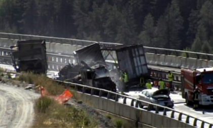 Inferno sulla Torino Frejus, incidente fra tre Tir: morto camionista, altro salvato da un eroe