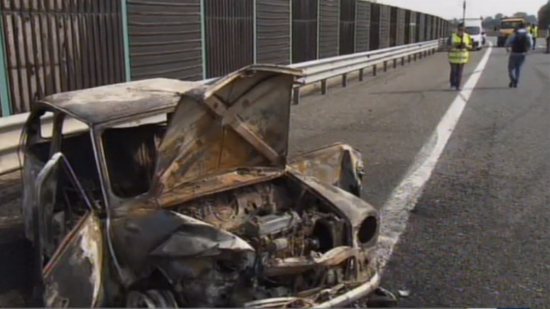 Incidente in autostrada: auto prende fuoco e muoiono padre e figlioletta | VIDEO