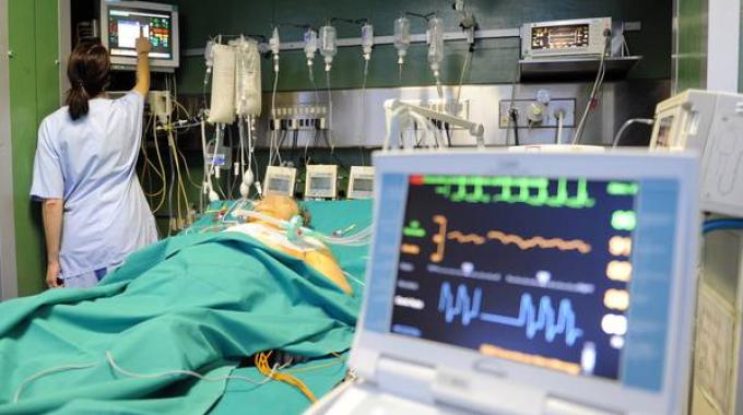 Tumore all’intestino operato su un paziente sveglio