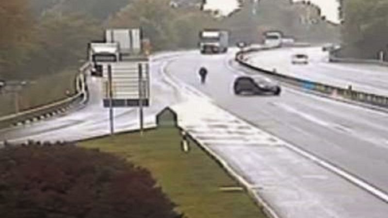 Uomo a piedi sull’autostrada: allarme in A4