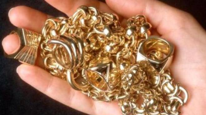 Nascondono nella stufa a pellet oro: arrestati per ricettazione dai carabinieri novaresi