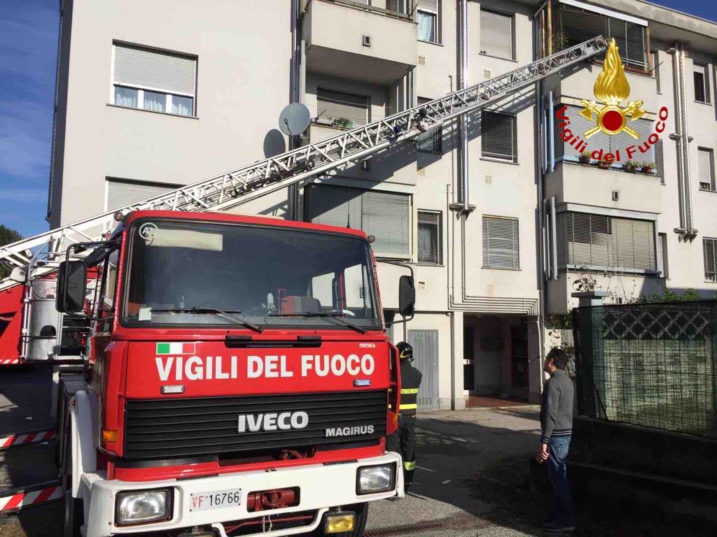 Tragedia ad Arona: vigili del fuoco trovano un uomo morto in casa