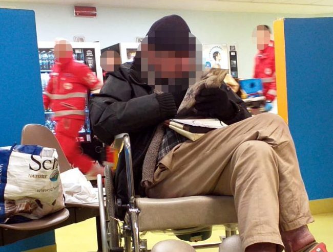 Muore in ospedale dopo 23 ore: le telecamere riprendono l’attesa