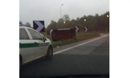 Novara auto si ribalta in uscita dalla tangenziale