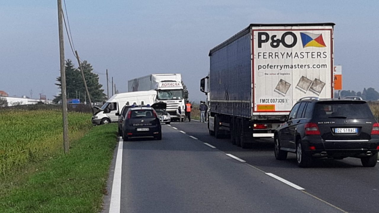Tamponamento a Casalino: due donne ferite, traffico in tilt