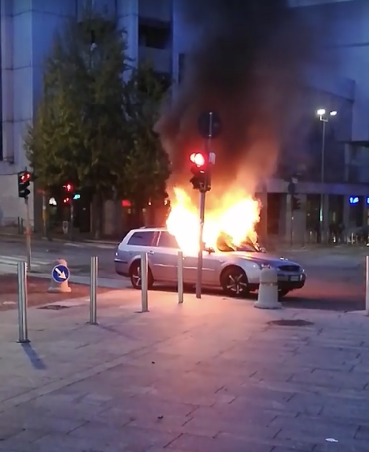 Novara auto in fiamme in piazza Cavour FOTO e VIDEO