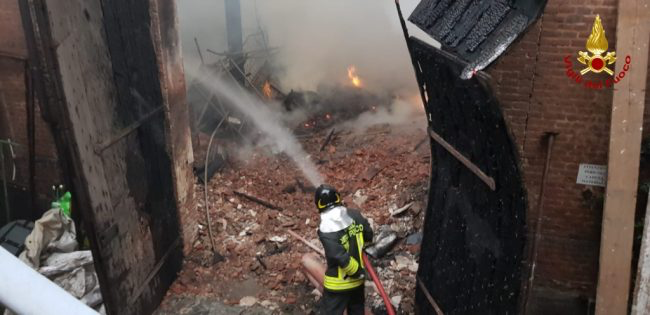 In fiamme il tetto della Cavallerizza Reale a Torino, patrimonio Unesco