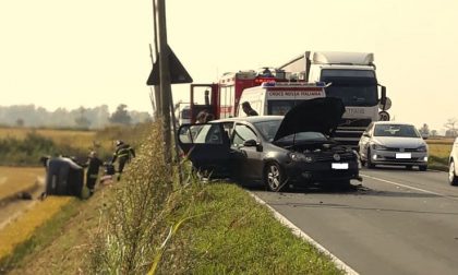 Cameriano incidente fra due auto: una finisce in risaia