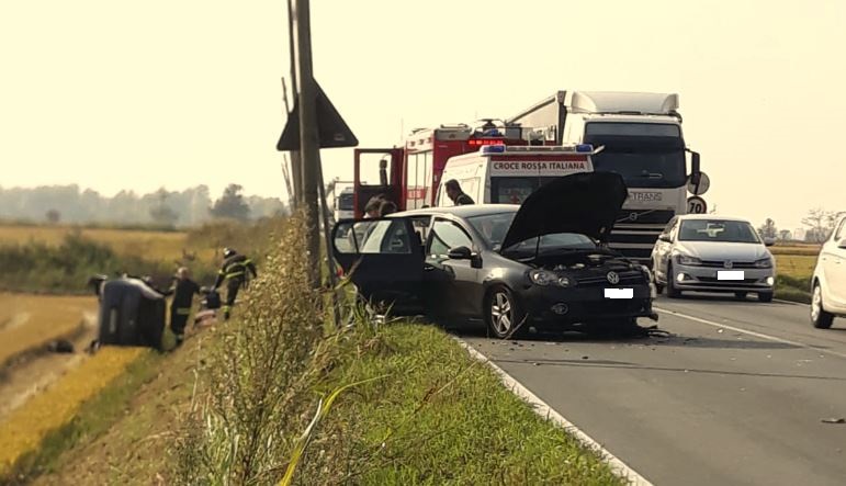 Cameriano incidente fra due auto: una finisce in risaia