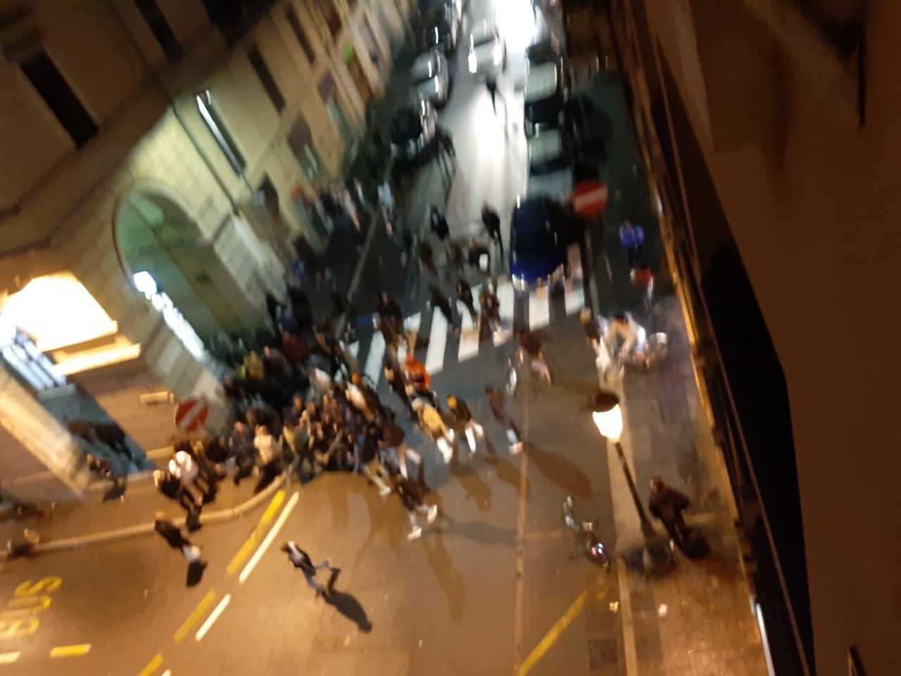 Novara tenta rapina alla Snai, viene picchiato dai clienti e partono dei colpi di pistola FOTO E VIDEO