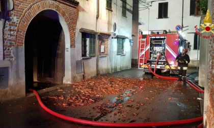 Ghemme incendio a un tetto: vigili del fuoco in azione