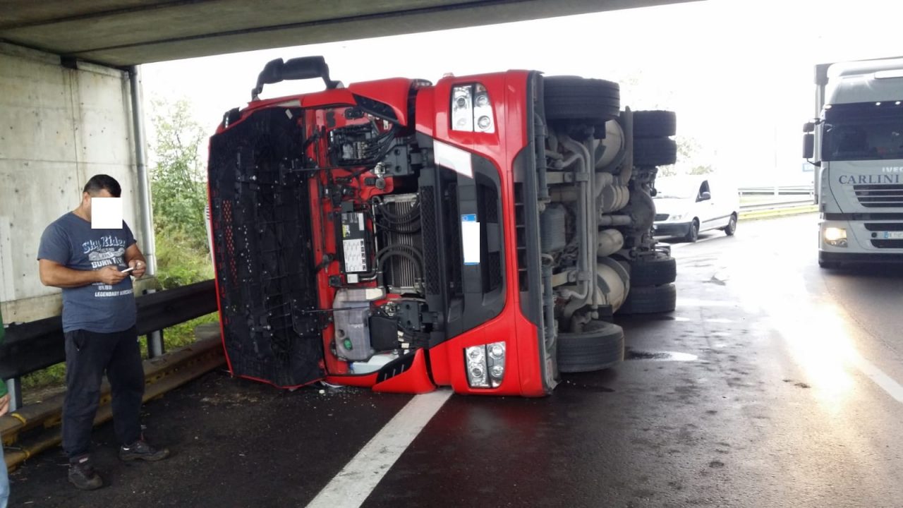 Camion ribaltato alla rotonda tra tangenziale e casello Novara Est
