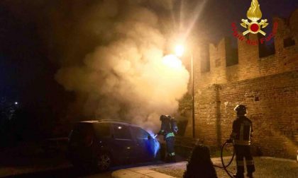 Auto a fuoco nell’abbazia di San Nazzaro Sesia