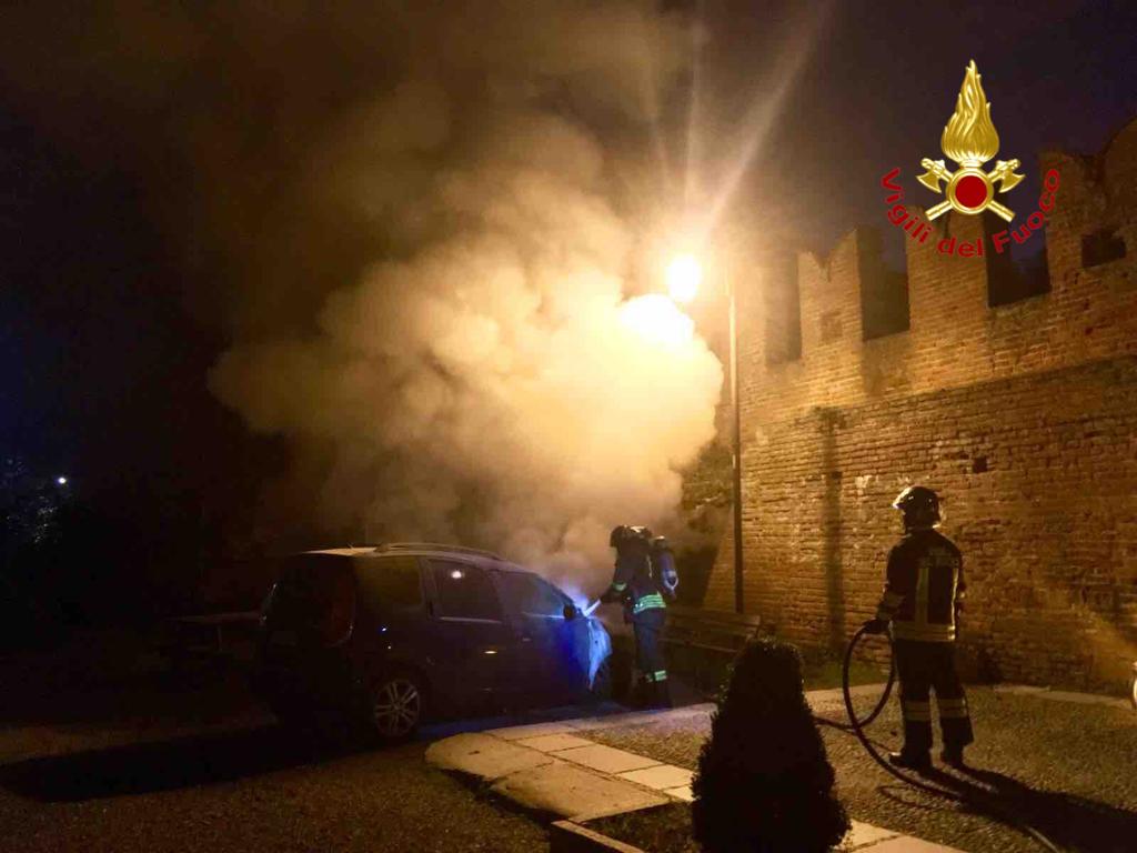 Auto a fuoco nell’abbazia di San Nazzaro Sesia