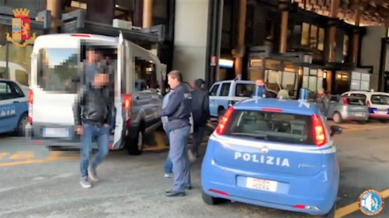 Tredici migranti stipati in un furgone: due arresti