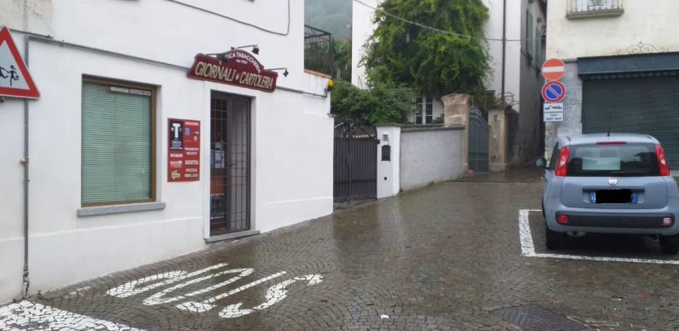 Blitz dei vandali a Pisano, lasciano una svastica sul muro