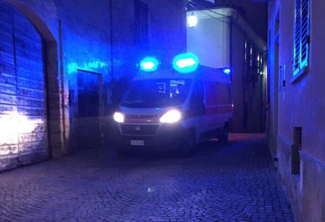 Bimba ha fretta di nascere: parto in auto