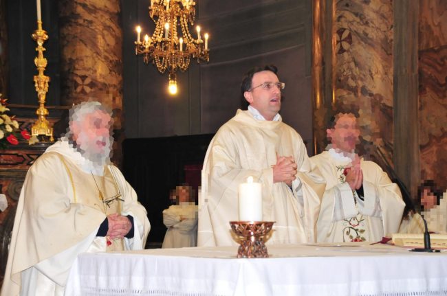 Pensionato insulta il Papa a Messa, il don non gli dà la Comunione