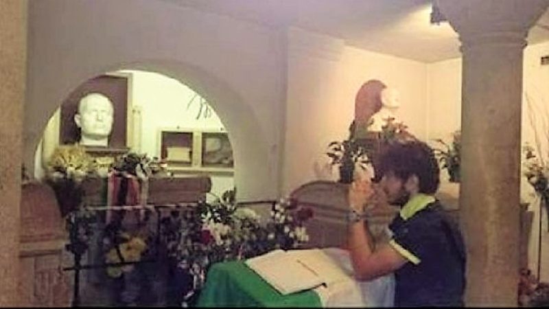 Inginocchiato davanti al Duce: la foto gli costa il posto in Regione Piemonte