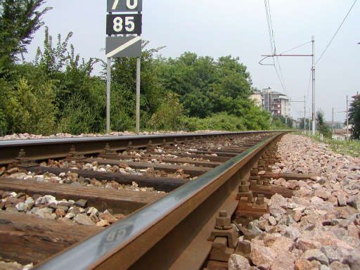 Selfie sui binari della Torino-Milano: 34enne in ospedale
