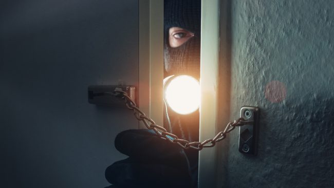 Camperista pizzica ladro all’interno del mezzo in via Beltrami: arrestato dalla polizia di Novara