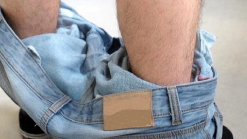Traffico in tilt a Trecate: in mezzo alla strada un uomo coi pantaloni abbassati