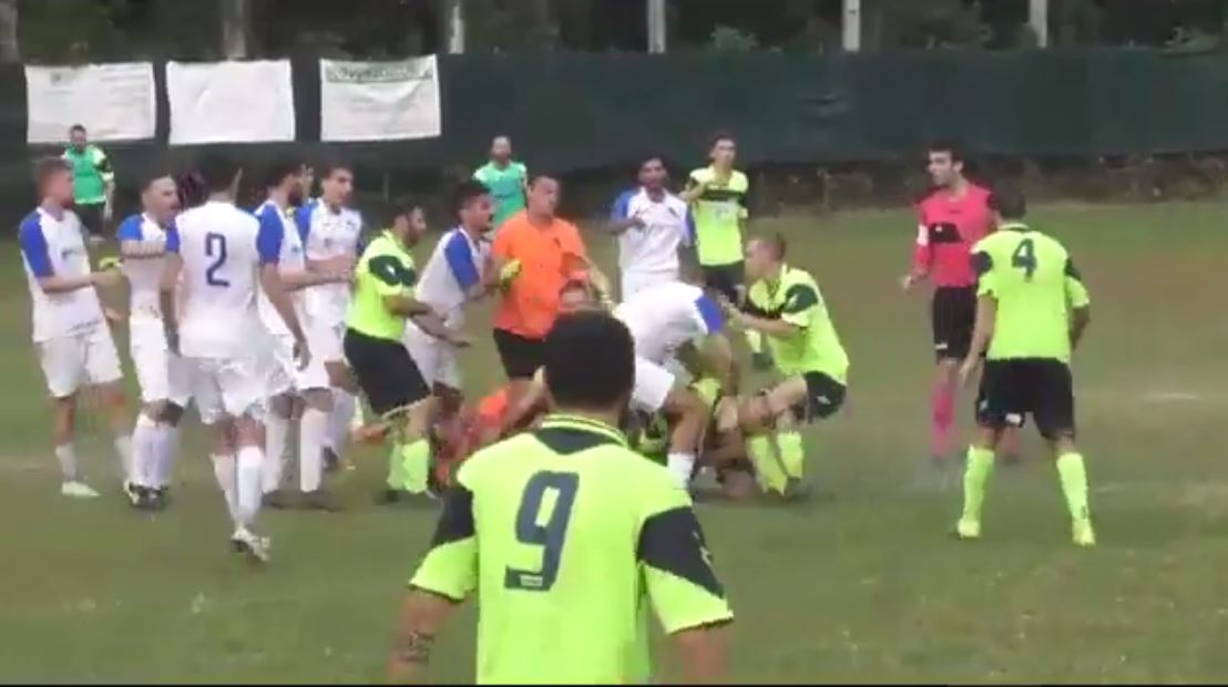 Rissa sul Campo dell’Oleggio Castello: “Ci scusiamo per i comportamenti vergognosi”