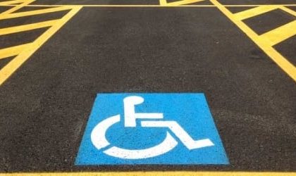 Spostato il parcheggio per disabili alle scuole di Santa Cristina di Borgomanero