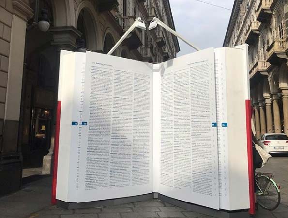 3.000 parole a rischio estinzione: maxi vocabolario di Zanichelli in centro a Torino