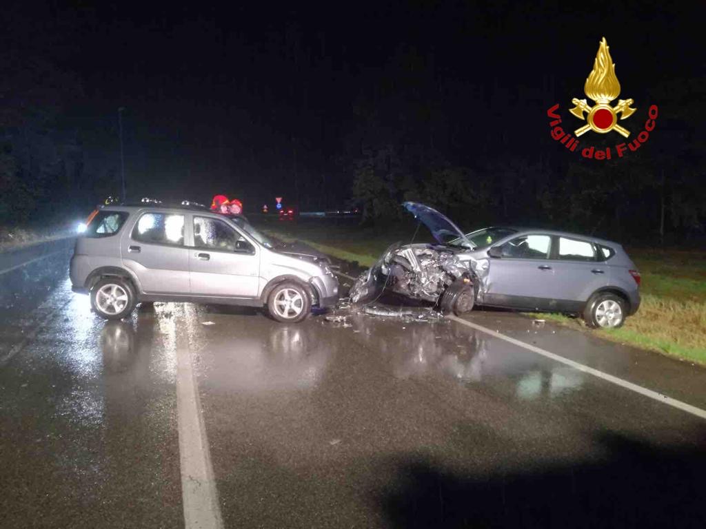 Schianto sulla Statale a Gozzano: ragazza salvata dai vigili del fuoco