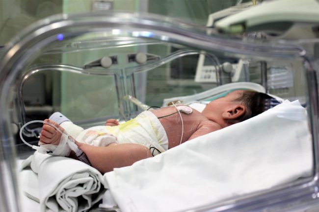 Bambino nasce con malattia rara: abbandonato dai genitori vive in ospedale da 4 mesi