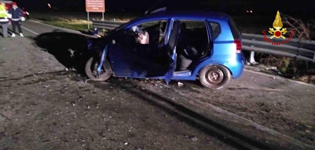San Nazzaro auto si scontrano: una finisce in bilico su un canale