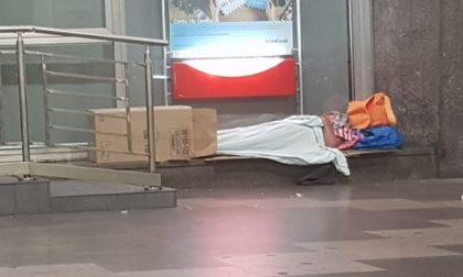 Dormiva nei locali bancomat di una banca ad Arona