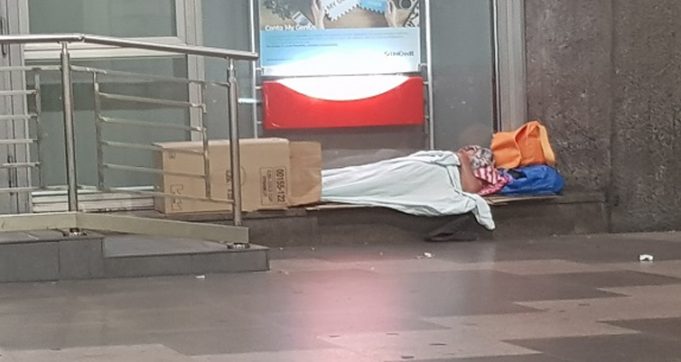 Dormiva nei locali bancomat di una banca ad Arona