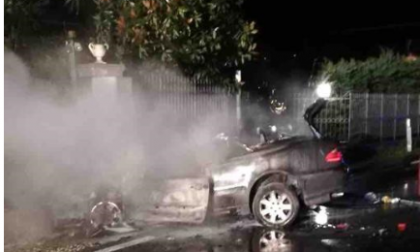 Auto in fiamme contro un cancello a Orta