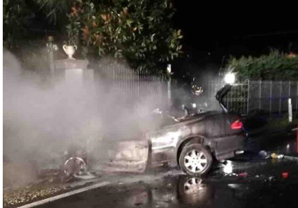 Auto in fiamme contro un cancello a Orta