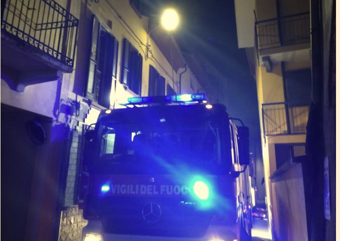 Cameri, fiamme in un’abitazione del centro