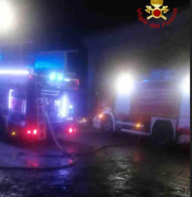 Fabbricato agricolo in fiamme a Gattico