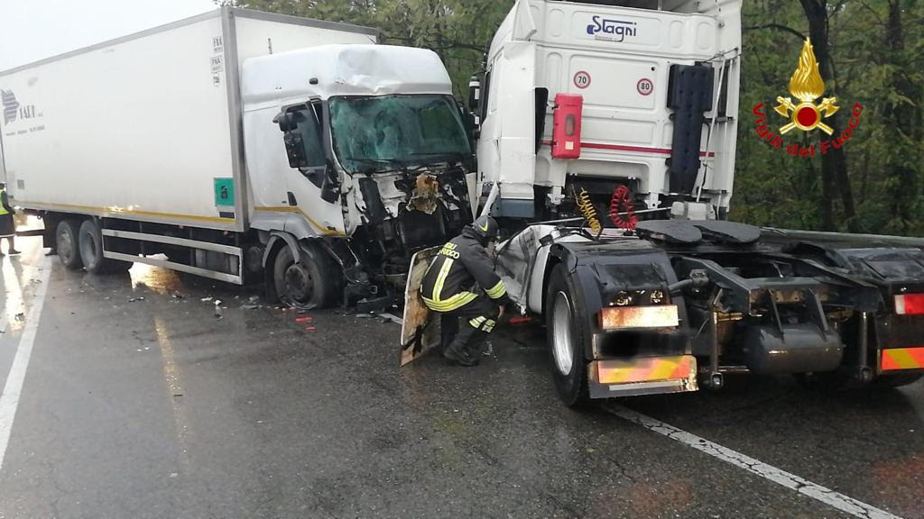 Incidente stradale a Novara: coinvolti due mezzi pesanti