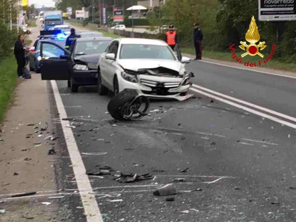 Paruzzaro incidente sulla Statale: 3 auto coinvolte, 2 feriti estratti dalle lamiere