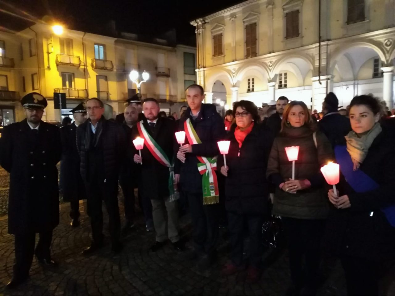 Fiaccolata silenziosa a Trecate contro la violenza alle donne