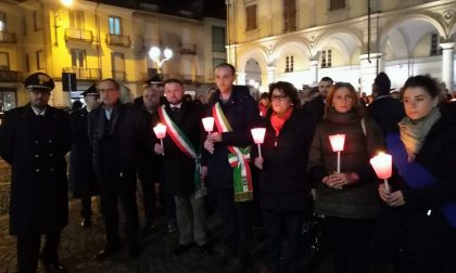 Fiaccolata silenziosa a Trecate contro la violenza alle donne