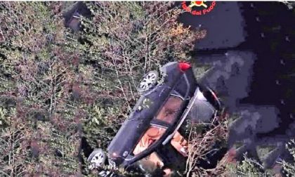 Pauroso volo di 7 metri in auto tra San Nazzaro Sesia e Biandrate