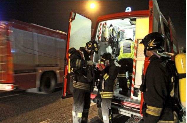 Si nasconde dalla moglie, i vigili del fuoco lo cercano per tre ore